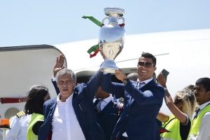 Portugal welcomes home its conquering heroes